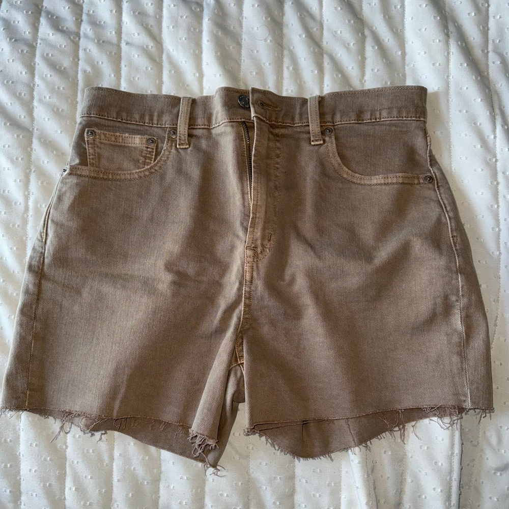 Women’s brown mom shorts 🌟